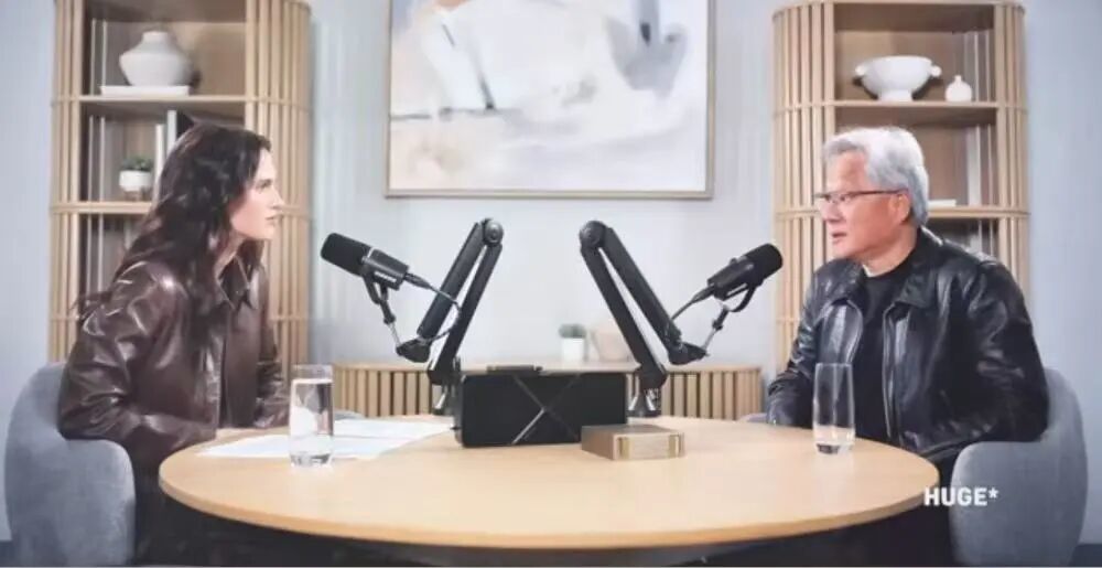 ▲科技媒体频道SciTech Economy Insights主持人(左)和英伟达创始人、CEO黄仁勋(右)